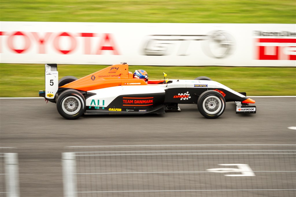 Christian Lundgaard på vej mod sejr i sin Formel 4 racer fra MP Motorsport.
(Foto: SMP F4 NEZ)